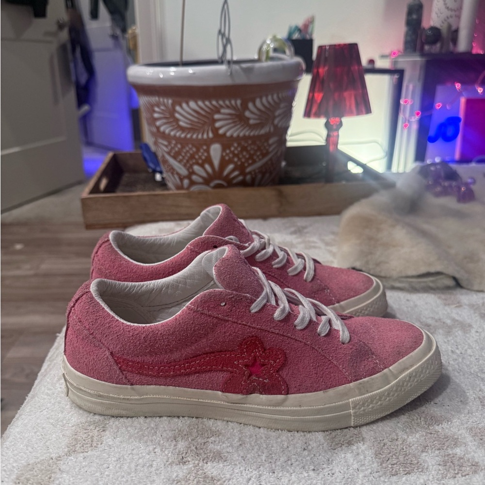 Women's converse size 6 limited edition 300$ new. I'm like new condition.